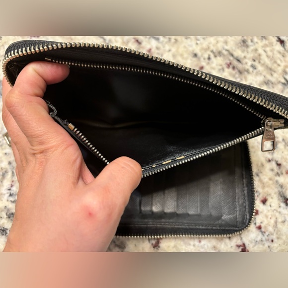 LOUIS VUITTON Authentic
Black Taiga Leather Zippy Vertical Wallet - Picture 7 of 12